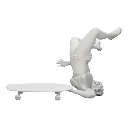 Foto de producto de modelismo de diorama 0: Niña con cabello rizado cae de la patineta durante el deporte (Ref Nr. A44)