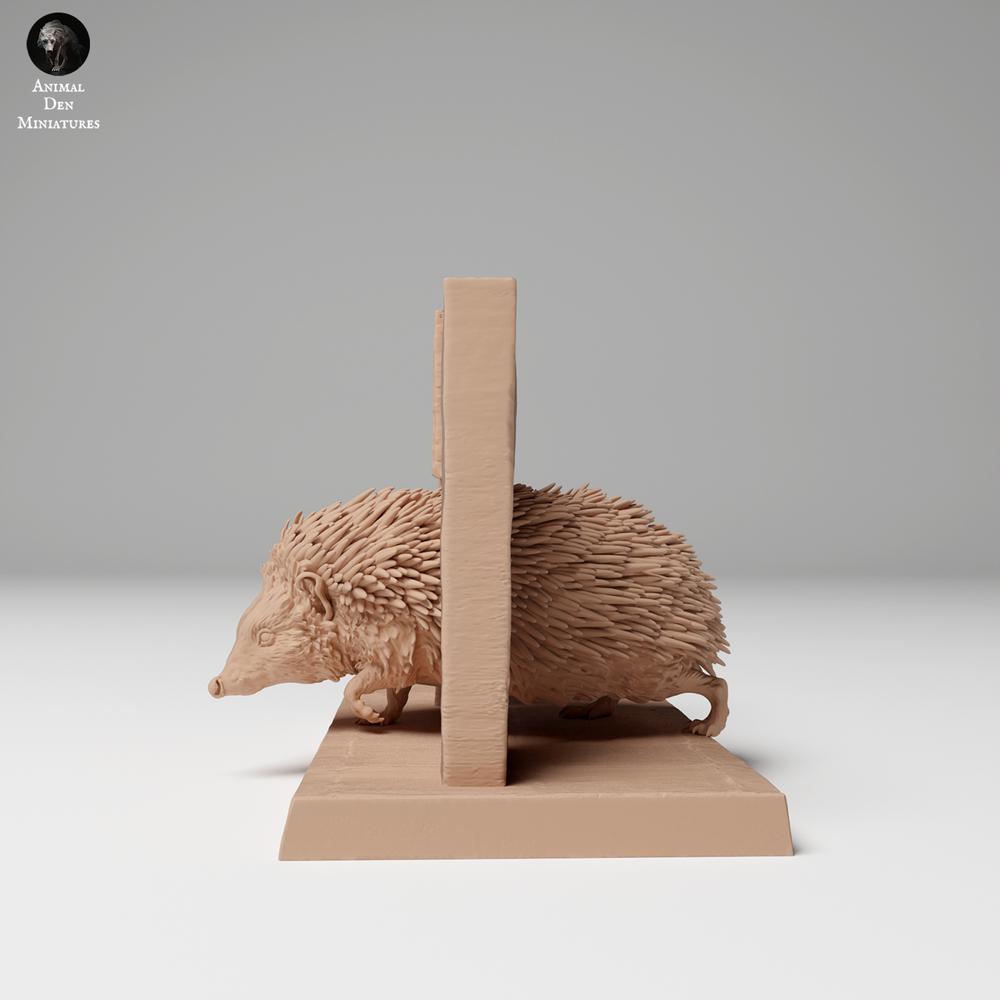 Foto de producto 0: Figura de animal salvaje: erizo europeo cruzando una valla (24_11_06)