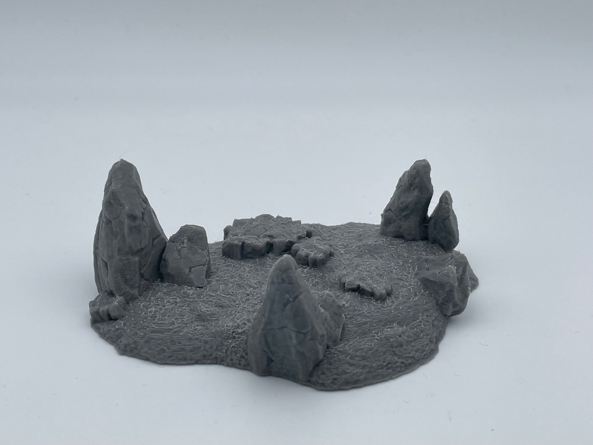 Foto del producto Tabletop 28mm The Printing Goes Ever On (TPGEO) 0: Terreno de colinas tipo G - Elevación suave en paisaje de pradera - Rocas