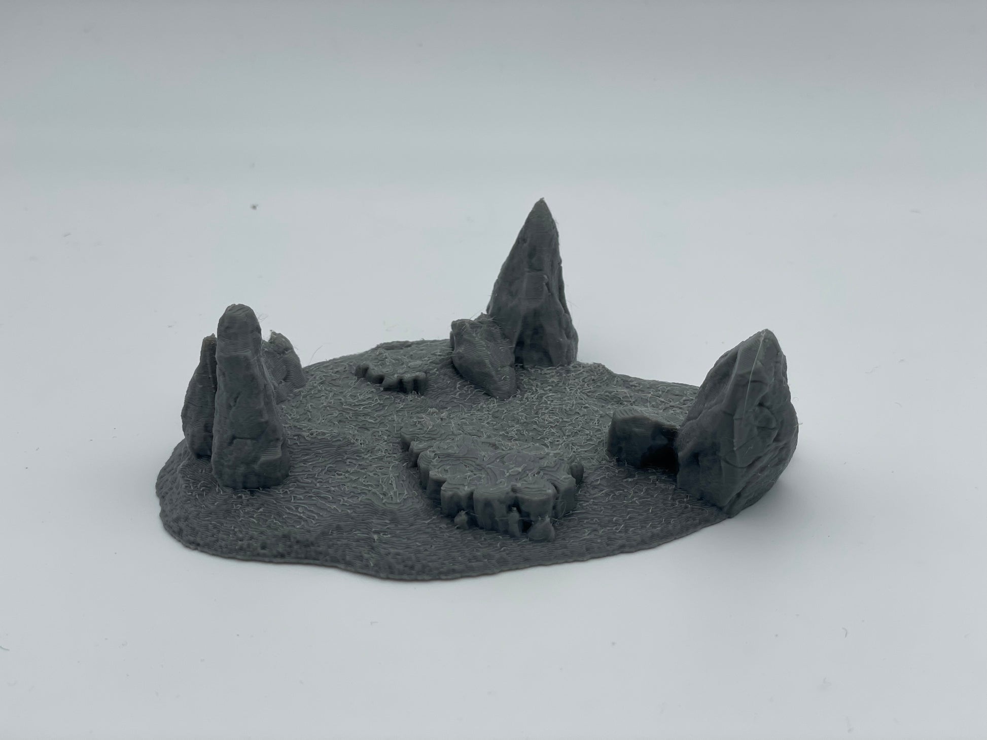 Foto del producto Tabletop 28mm The Printing Goes Ever On (TPGEO) 0: Terreno de colinas tipo G - Elevación suave en paisaje de pradera - Rocas