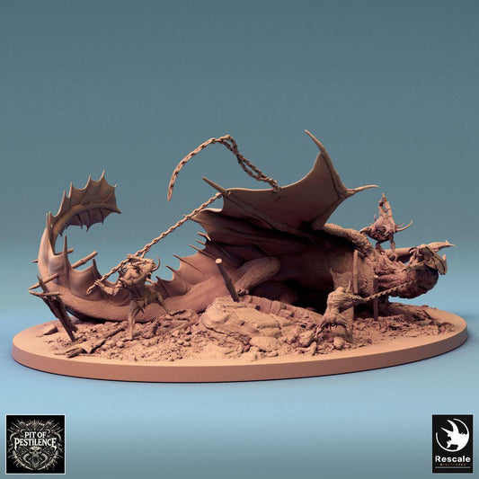 Foto del producto Tabletop 28mm Lord of the Print (LotP) 0: Miniatura de Tabletop: Dragón de Bronce - Dragón Grande, Wyrm; Encuentro de Jefe Cazador de Dragones como escena de caza con cadenas y lanza en base de diorama (24_08_A1)