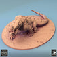 Foto del producto Tabletop 28mm Lord of the Print (LotP) 0: Miniatura de Tabletop: Jinete bárbaro sobre bestia pantanosa - Monstruo reptiliano dinosaurio de guerra, bestia de guerra con lanza, armadura de cadenas y silla de montar (24_08_C2)