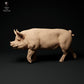 Foto de producto de figura animal Animal Den Miniatures 0: Figura de animal de granja: verraco Berkshire caminando (24_01_63)