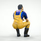 Diorama Modellbau Produktfoto 0: Sitzender Fischer mit Bart – Figur in Ölzeug und Gummistiefeln (Ref. Nr. 443)