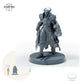 Bahamut-Ritter mit Schild – C: Größenvergleich, ca. 43 mm Gesamthöhe inklusive Base und höchstem Teil, mit 32-mm-Referenzfigur.