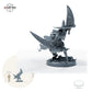 Maskierter Doppelschwertkämpfer – Standard (26_05_F4): Größenvergleich, ca. 58 mm Gesamthöhe inklusive Base und höchstem Teil, mit 32-mm-Referenzfigur.