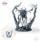 Wendigo mit Geweih: Größenvergleich, ca. 117 mm Gesamthöhe inklusive Base und höchstem Teil, mit 32-mm-Referenzfigur.