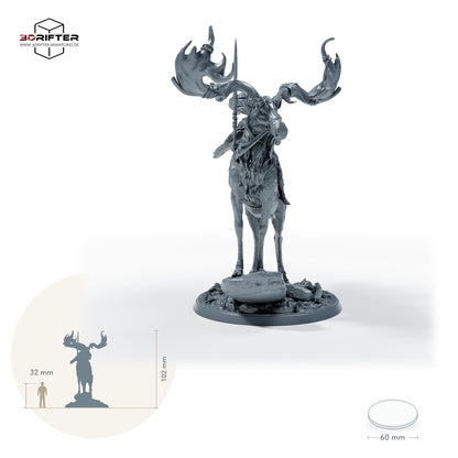 Hirschreiterin mit Speer – Mit Reiter: Größenvergleich, ca. 102 mm Gesamthöhe inklusive Base und höchstem Teil, mit 32-mm-Referenzfigur.
