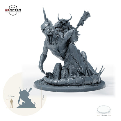 Gepanzerter Bestienreiter mit Streitaxt, Fantasy Kavallerist auf gepanzertem Reitmonster, Iron Scale Ravager – E: Größenvergleich, ca. 77 mm Gesamthöhe inklusive Base und höchstem Teil, mit 32-mm-Referenzfigur.