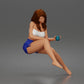 Foto de producto de maqueta para diorama 0: Figura arrodillada: mujer con top sin tirantes y pantalones cortos (a186)