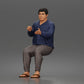 Diorama Modellbau Produktfoto 0: Sitzende Figur: Gestikulierender Mann mit Pullover, Hose & Flip-Flops (a165)