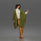 Foto de producto de maqueta para diorama 0: Figura de pie: mujer con la mano levantada, capa fluida y zapatos de plataforma (a174)