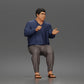 Diorama Modellbau Produktfoto 2: Sitzende Figur: Gestikulierender Mann mit Pullover, Hose & Flip-Flops (a165)