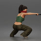 Foto de producto de modelismo para diorama 2: Figura de diorama: mujer en cuclillas con máscara, pistola, top corto y pantalones holgados (a169)
