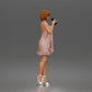 Foto de producto de maqueta de diorama 4: Figura de pie: mujer con vestido corto, teléfono móvil y zapatos de tacón (a180)