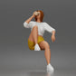 Diorama Modellbau Produktfoto 4: Sitzende Figur: Mann mit Becher, Freizeitkleidung & Turnschuhen (a211)