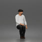 Diorama Modellbau Produktfoto 5: Sitzende Figur: Älterer Mann mit Mütze und Freizeitkleidung (a203)
