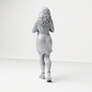 Diorama Modellbau Produktfoto 5: Stehende Figur: Frau im Nachthemd mit kleinem Hund im Arm (a184)