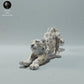 Foto de producto de figura de animal Animal Den Miniatures 1: Figura de animal salvaje: leopardo de las nieves estirándose (22_12_19)