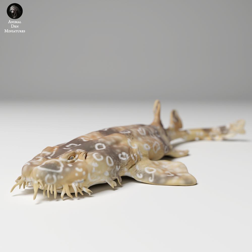 Foto de producto figura animal Animal Den Miniatures 2: Figura animal marina: tiburón alfombra moteado (24_06_04)