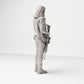 Stehende Figur: Frau mit Gewehr vor dem Körper (Ref. Nr. 496) - vollständige Studioansicht 4